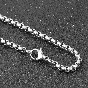 Detalle de un collar de cadena box en acero inoxidable plateado con cierre de mosquetón