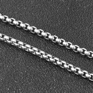 Detalle macro de la cadena de caja pulida para collar de calavera de acero para hombres