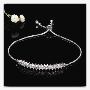 Detail eines silbernen Box-Chain-Armbands mit Marquise-Zirkonia und verstellbarem Verschluss
