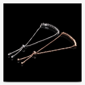 Detail von verstellbaren Silber- und Roségold-Armbändern mit Baguette-Zirkon-Besatz