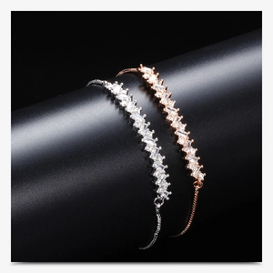 Detailansicht verstellbarer 18K vergoldeter Armbänder mit Zirkonia auf schwarzem Ständer
