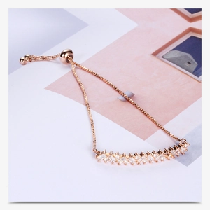 Detail eines Roségold-Bolo-Armbands mit rechteckigen Zirkonia und verstellbarer Kette
