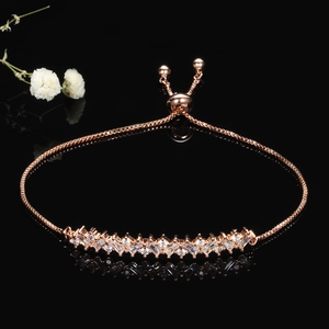 Verstellbares 18K Roségold-Armband mit Zirkonia-Kristallen auf schwarzem Hintergrund
