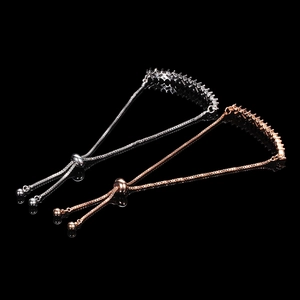Minimalistische Armbänder mit 18 Karat Vergoldung und rechteckigen Zirkonia Steinen