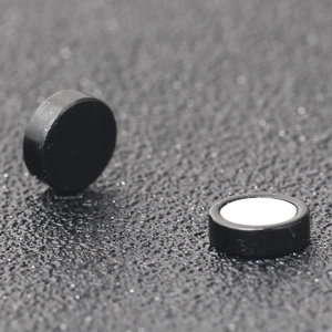 Dettaglio ravvicinato di orecchini magnetici neri da 8 mm con magnete argento e metallo