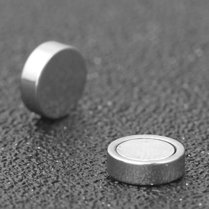 Vista macro di orecchini magnetici in acciaio inossidabile argento lucido da 8 mm