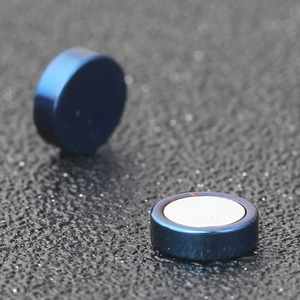 Dettaglio di un orecchino magnetico da 8 mm in acciaio inossidabile blu scuro lucido