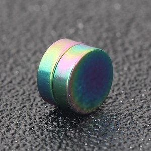 Dettaglio macro di orecchini magnetici da 8mm con finitura arcobaleno cangiante