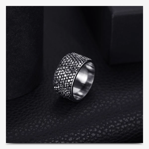 Détail macro de bague 12mm en acier avec huit rangées de cristaux noirs micro-pave