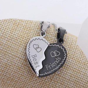 Makroaufnahme der Best Friends Puzzlehalsketten aus Edelstahl in Silber und Schwarz