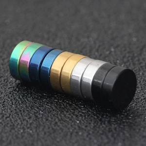 Macro di orecchini magnetici da 8mm in cinque colori metallici su trama nera