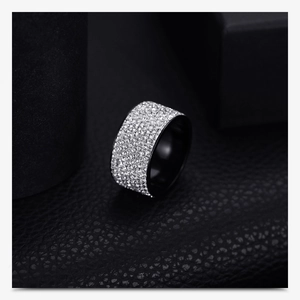Vue macro d'une bague large de 12mm en acier inoxydable noir avec cristaux pavés étincelants