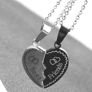 Detailaufnahme der geteilten Best Friends Herz-Halsketten aus Edelstahl in Silber und Schwarz