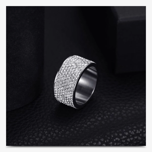 Vue détaillée d'une bague en acier de 12mm sertie de 8 rangées de cristaux brillants