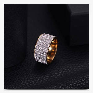 Détail macro de la bague en acier doré de 12mm avec 8 rangées de cristaux scintillants