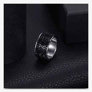 Vue macro d'une bague large de 12mm en acier inoxydable sertie de cristaux noirs élégants