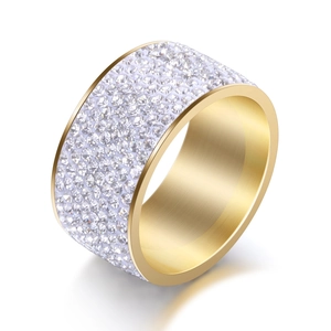 Bague 12mm en acier doré avec huit rangées de cristaux de zircone micropavés