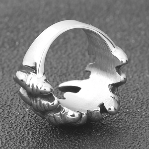 Macro-opname van punk roestvrijstalen ring met haaientand ontwerp en geborstelde afwerking