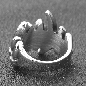 Detailopname van een retro punk skull claw ring met geborstelde stalen textuur en spikes