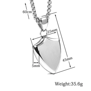 Collana da uomo con ciondolo a scudo triangolare in acciaio inossidabile e catena da 60 cm