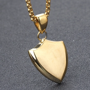 Collana con ciondolo a scudo dorato da uomo in acciaio inossidabile spazzolato