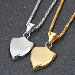 Pendenti a scudo triangolare da uomo in acciaio spazzolato oro e argento con catene box