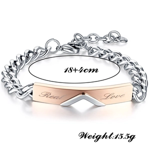 Detailansicht eines 5mm Edelstahl-Armbands für Paare mit Real Love Gravur auf Metallplatte