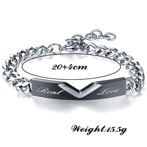 Detail von 5mm Titanstahl-Armband mit V-förmiger Real Love Gravur und Karabiner