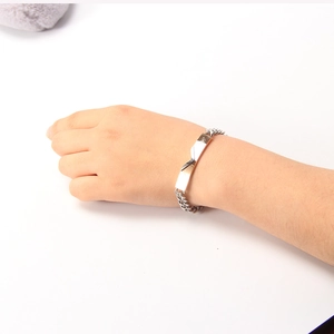 Nahaufnahme eines 5mm Edelstahl-Partnerarmbands mit polierter Platte und Gliederkette
