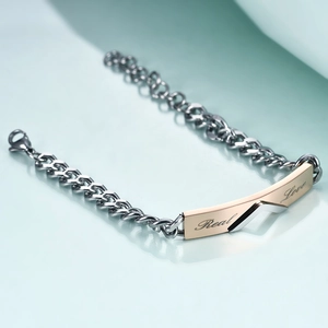 Detailansicht des 5mm Titanstahl-Armbands mit roségoldener Real Love Gravurplatte