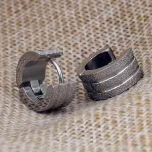Nahaufnahme der 7mm matten Edelstahl-Creolen mit seitlicher Flechtstruktur