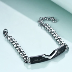 5mm Titanstahl-Armband für Paare mit Real Love Gravur auf schwarzer Metallplatte