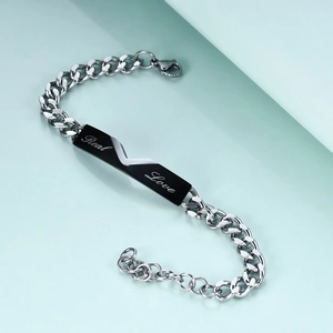 Detailansicht eines 5mm Titanstahl-Armbands mit schwarzer Real Love Gravur-Platte