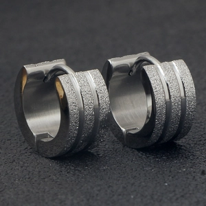 Detail von 7 mm mattierten Edelstahl-Creolen mit zwei polierten Rillen für Frauen