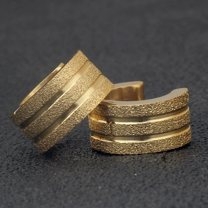 Nahaufnahme von 7mm goldfarbenen Edelstahl-Ohrringen mit doppelten Glanzrillen