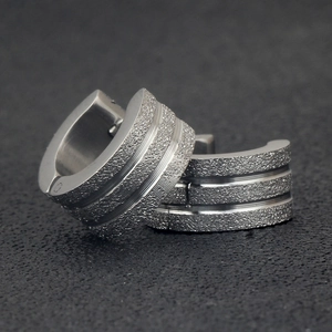 Herren 7mm silberne Edelstahl-Ohrringe mit mattierter Oberfläche und doppelten Rillen