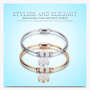 Détail de bracelets chaîne serpent argent et or rose avec pendentifs diamantés aimantés