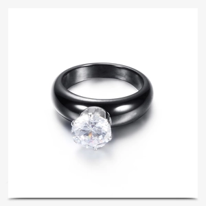 Primer plano detallado de un anillo de cerámica negra con circonita redonda engastada en plata