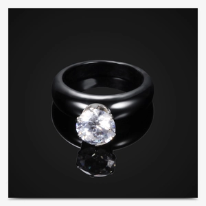 Detalle macro de un anillo de cerámica negra de 8 mm con circonita de corte brillante