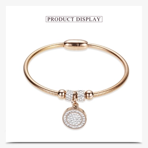 Détail du bracelet chaîne serpent or rose avec breloques en cristal et fermoir aimanté