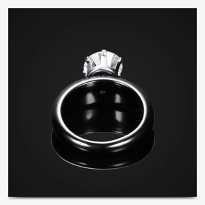 Detalle de anillo de cerámica negra con circón brillante y engaste de corona sobre negro