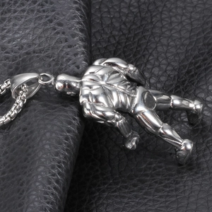 Collana con ciondolo uomo muscoloso in acciaio al titanio con catena a maglie quadrate