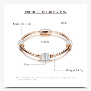 Détail montrant le diamètre de 67mm du bracelet en acier or rose avec curseurs en zircone