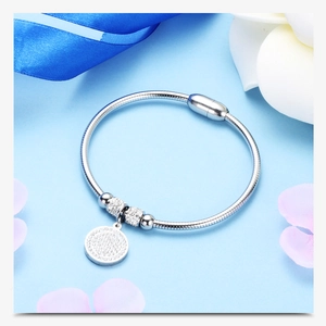 Détail du bracelet chaîne serpent argenté avec pendentif diamant rond et perles cristal