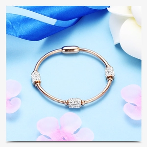 Détail du bracelet chaîne serpent en or rose avec perles en cristal et fermoir magnétique