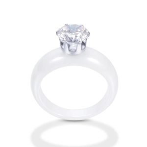 Anillo minimalista de cerámica blanca con gran circonita en engaste de seis garras