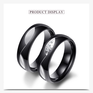 Detalle de los anillos de pareja de 6 mm en acero inoxidable negro y plata con hojas