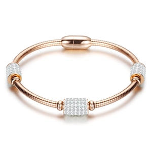 Bracelet élégant en maille serpent or rose avec charms pavés de cristaux et fermoir aimanté