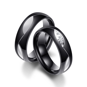 Anillos de pareja modernos en acero negro y plata con circonitas y diseño de hojas
