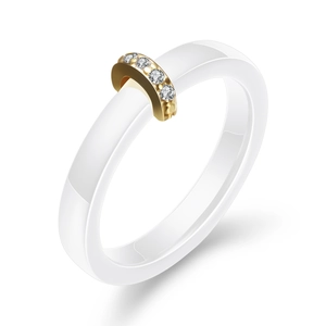 Minimalistischer weißer Keramikring mit Goldbeschlägen und eingelegten Zirkonia